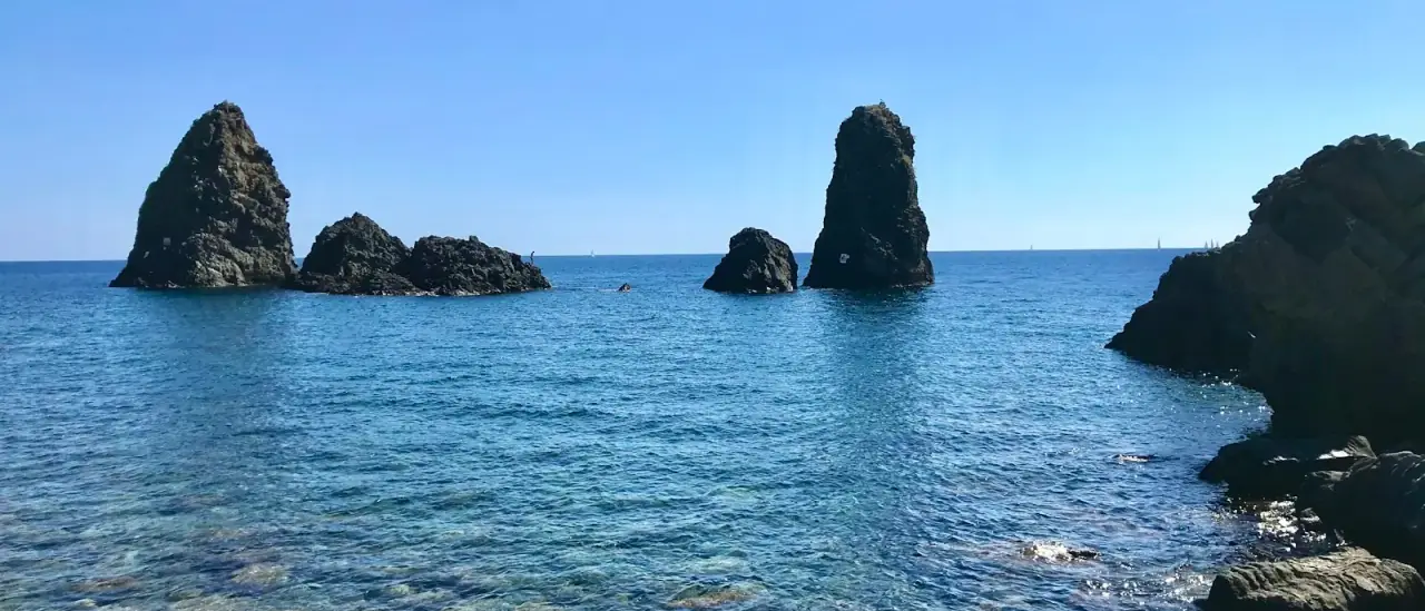 I Faraglioni dei Ciclopi di fronte ad Aci Trezza vicino a Catania