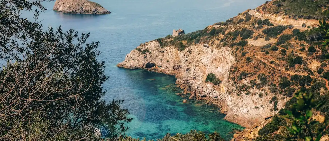 Una cala rocciosa dall'acqua turchese sul Monte Argentario, in Toscana