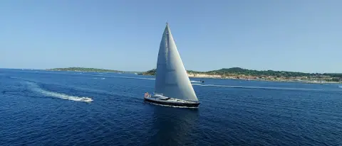 Una barca a vela in navigazione al largo con le vele spiegate nel mare del Mediterraneo