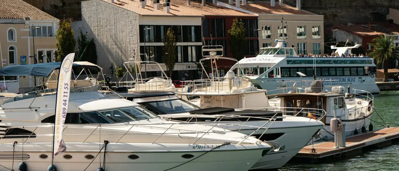Barche e yacht ormeggiati lungo i pontili di una marina del Mediterraneo in una giornata estiva