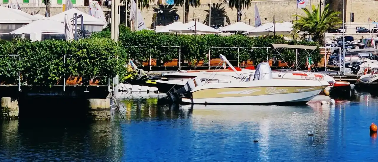Vista della marina di Bari con barche e case sul lungomare