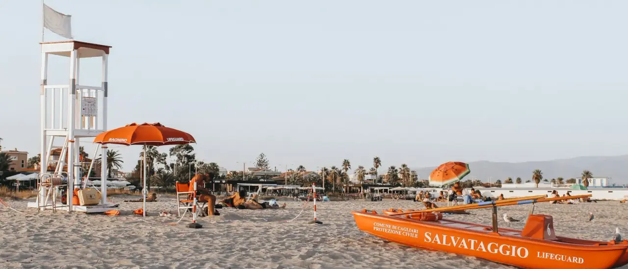 La spiaggia del Poetto a Cagliari con la torretta di salvataggio e un'imbarcazione di soccorso sulla sabbia