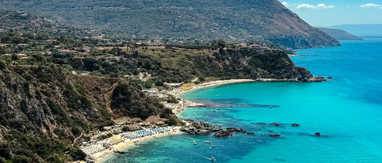 Vista aerea della costa turchese di Capo Vaticano, in Calabria