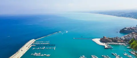 Vista aerea della marina di Castellammare del Golfo con piccole barche ormeggiate