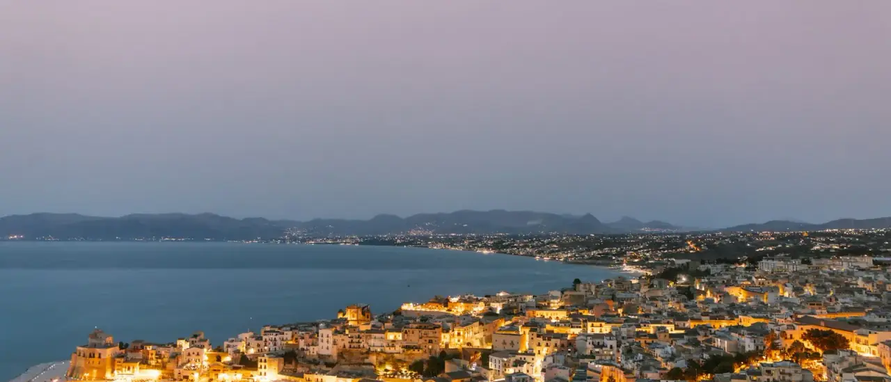 Il porto di Castellammare del Golfo al tramonto con le barche e le montagne sullo sfondo