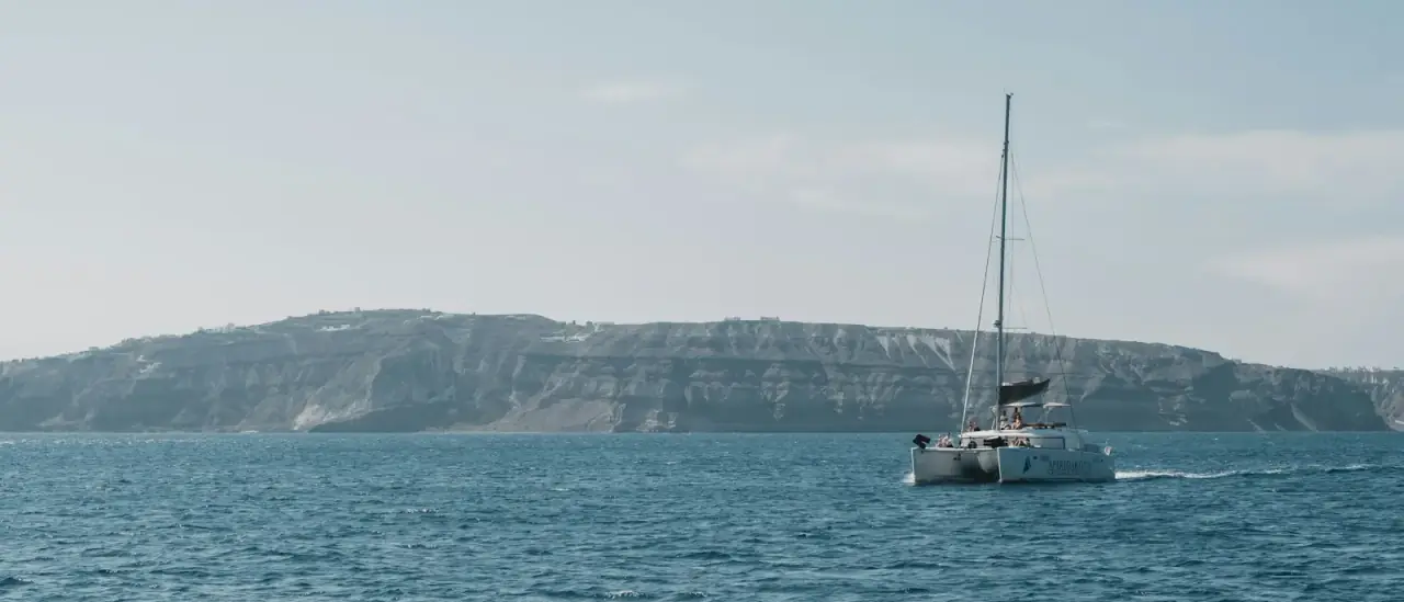 Catamarano in navigazione in mare aperto nel Mediterraneo