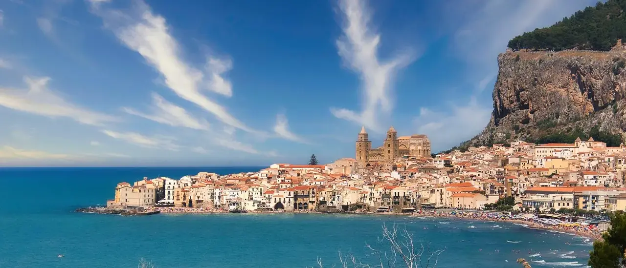 Il borgo di Cefalù e La Rocca visti dal mare della costa tirrenica siciliana