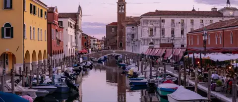 Il Canal Vena di Chioggia con le barche da pesca ormeggiate e le case affacciate sull'acqua