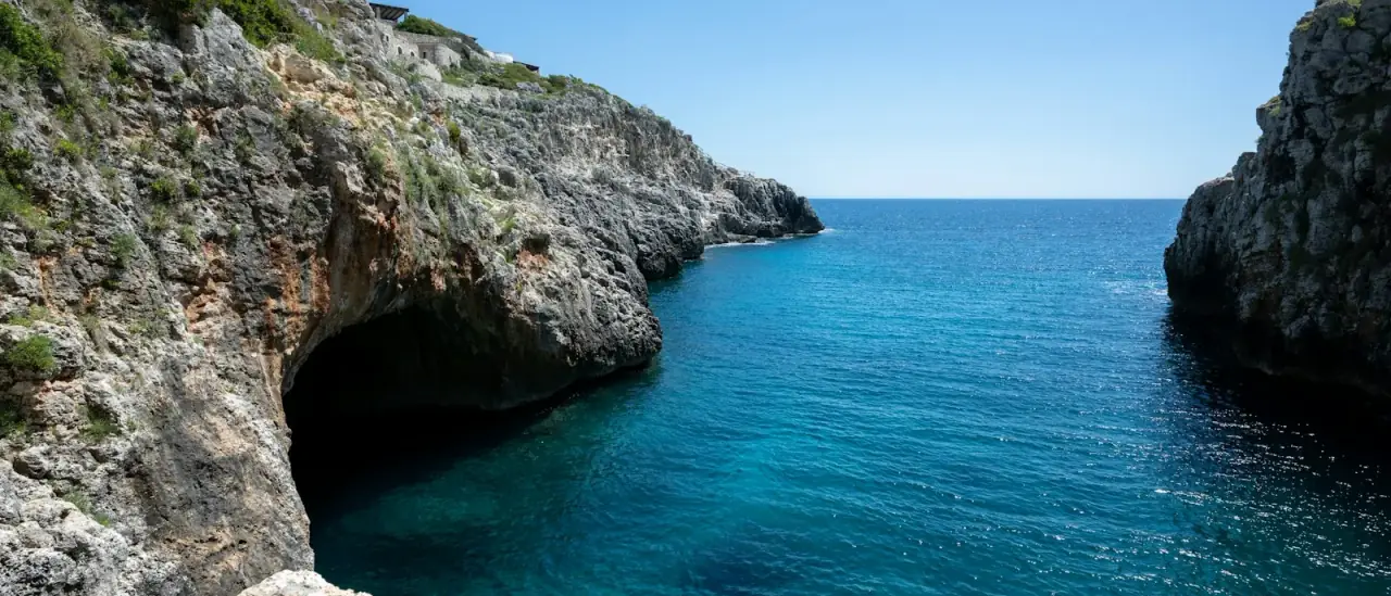 L'insenatura del Ciòlo, falesie e mare turchese sulla costa del Salento