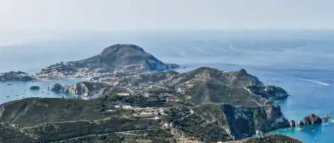 Veduta aerea dell'isola di Ponza con il porto e le barche in acqua cristallina