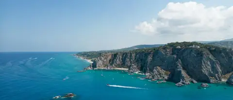 Una cala rocciosa dal mare turchese sulla Costa degli Dei, in Calabria