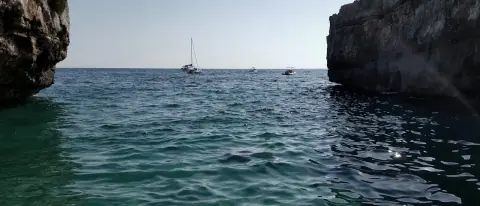 Barche da diporto lungo la costa ionica pugliese, tra insenature rocciose e acque limpide