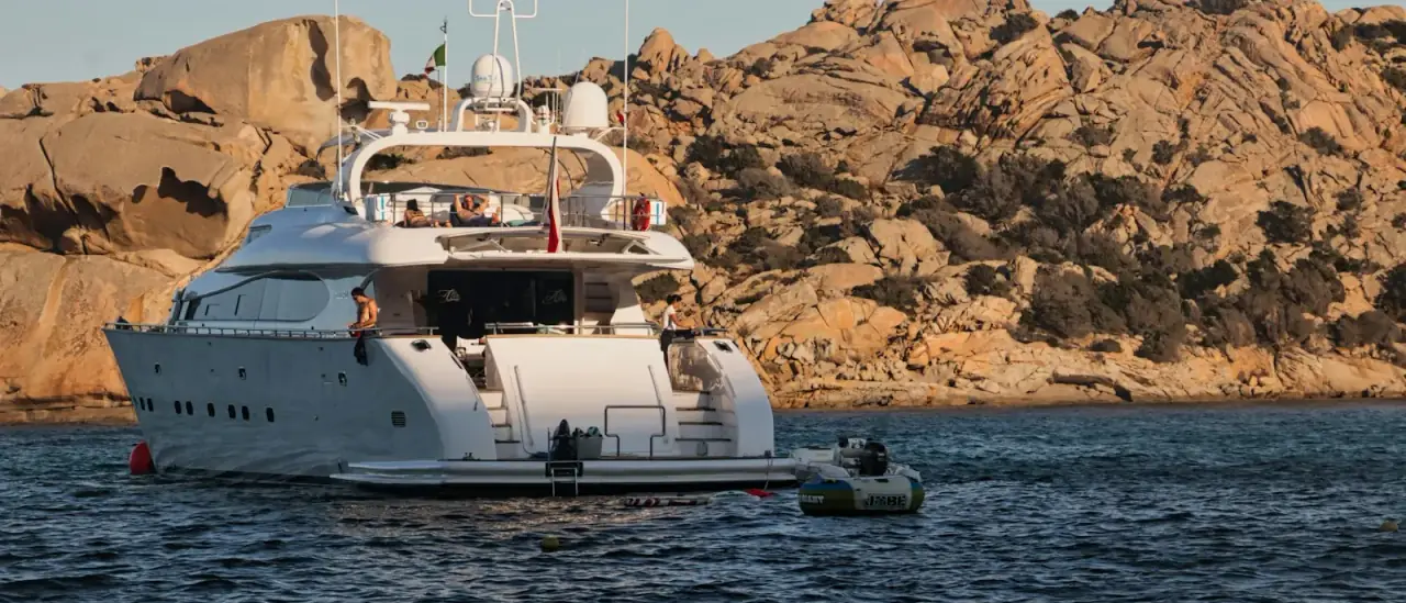 Yacht ormeggiato lungo la costa di granito rosa della Gallura, in Sardegna