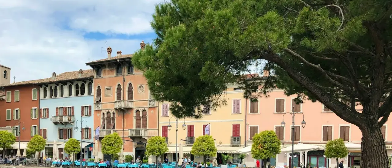 Porto Vecchio di Desenzano del Garda con barche ormeggiate e case affacciate sul Lago di Garda