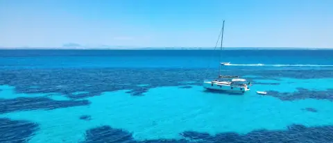 Acque turchesi con barche all'ancora lungo la costa di Favignana, isole Egadi
