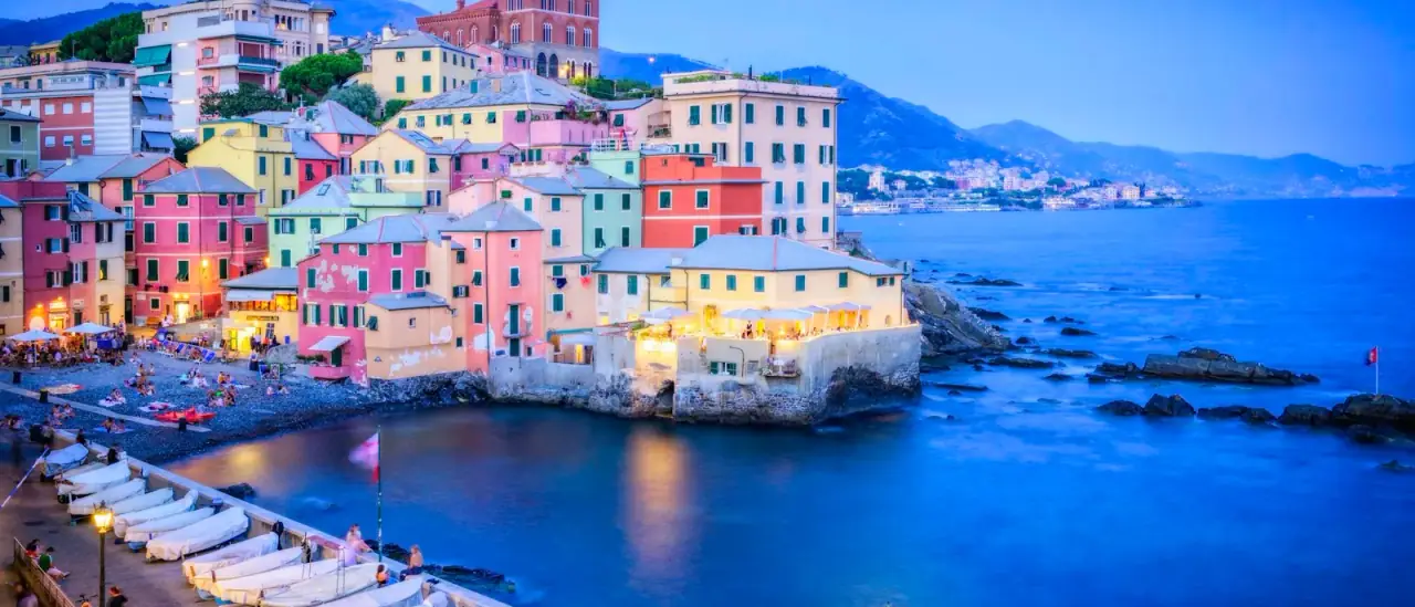 Le case colorate di Boccadasse, a Genova, con le piccole barche tirate sulla riva