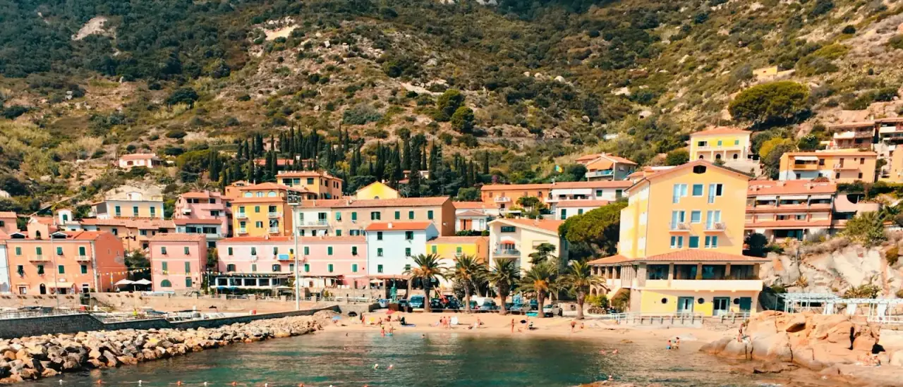 Case colorate e acqua turchese sulla baia di Campese, Isola del Giglio