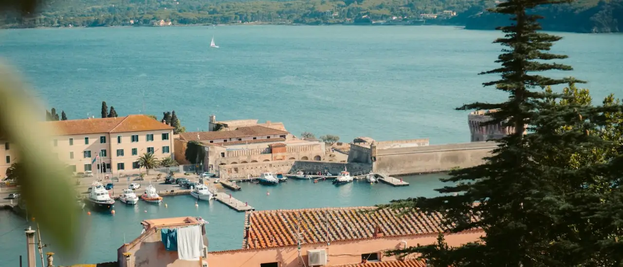 Il porto di Portoferraio all'Isola d'Elba con le barche in acqua