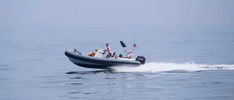 Gommone in navigazione sul mare blu aperto