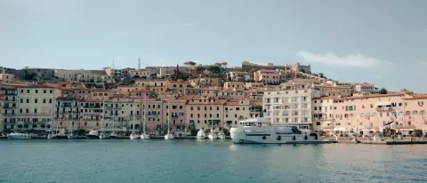 Veduta del porto di Portoferraio all'Isola d'Elba con barche ormeggiate e case colorate sul lungomare