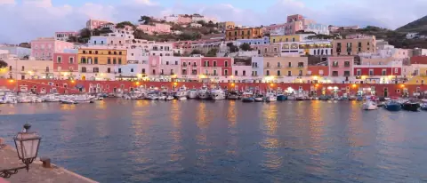 Il porto colorato di Ponza al tramonto, isola principale dell'arcipelago delle Pontine