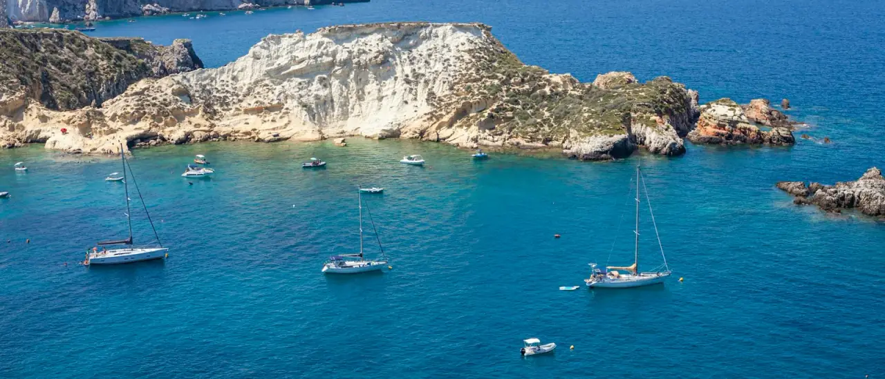 Veduta delle Isole Tremiti con costa rocciosa e mare cristallino