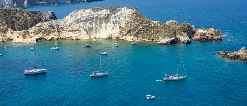 Veduta delle Isole Tremiti con costa rocciosa e mare cristallino