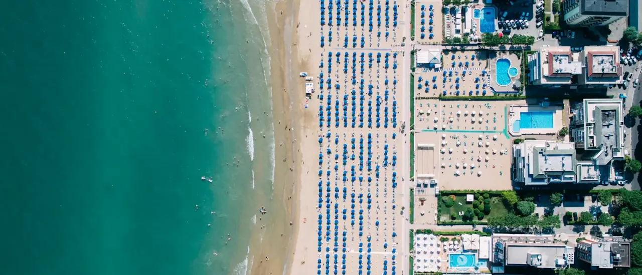 Veduta aerea del litorale sabbioso di Lido di Jesolo con gli ombrelloni e il mare Adriatico