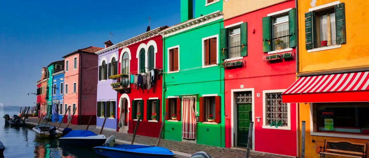 Case colorate di Burano affacciate su un canale della Laguna Veneta