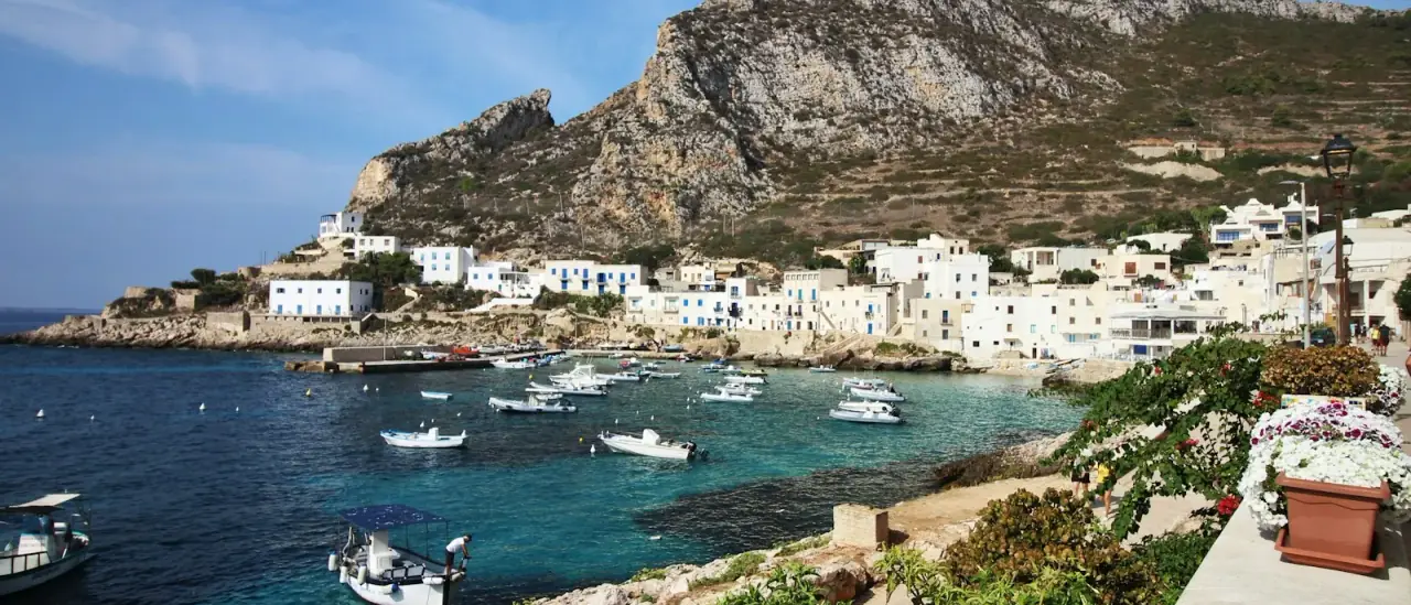 Il porticciolo di Levanzo con case bianche e barche ormeggiate, isole Egadi