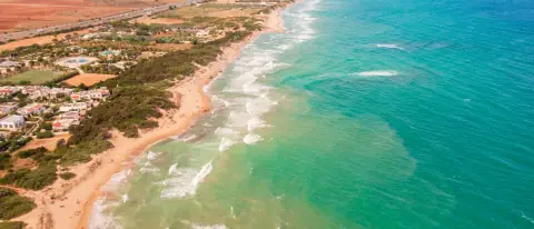 Spiaggia sabbiosa e acqua turchese bassa del litorale pugliese