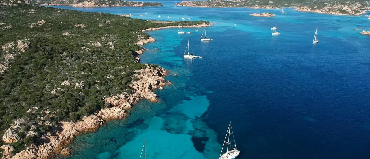 Barche all'ancora in una cala dall'acqua turchese dell'arcipelago di La Maddalena