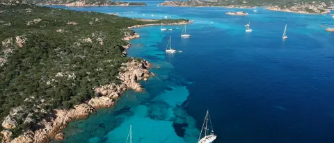 Barche all'ancora in una cala dall'acqua turchese dell'arcipelago di La Maddalena