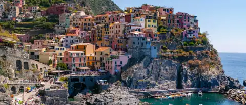 Il borgo di Manarola, alle Cinque Terre, visto dal mare con le barche sull'acqua