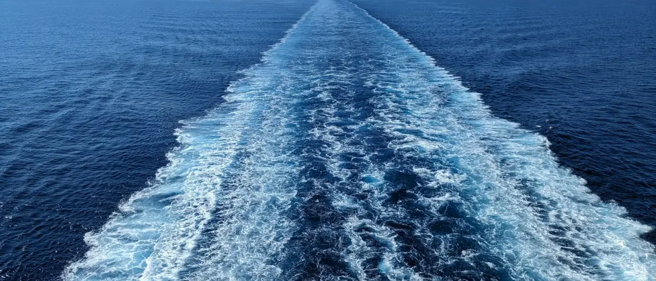 Barca a motore in navigazione d'altura su mare aperto lontano dalla costa