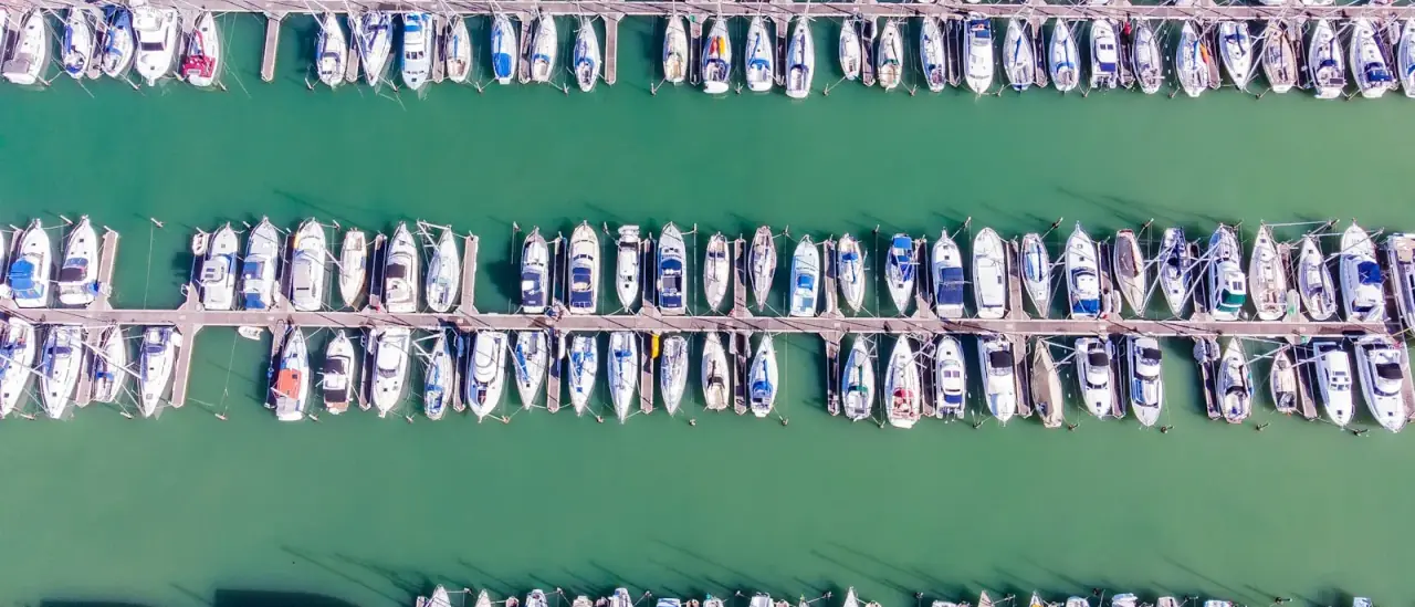 Veduta aerea di un porto turistico con file di barche ormeggiate ai pontili