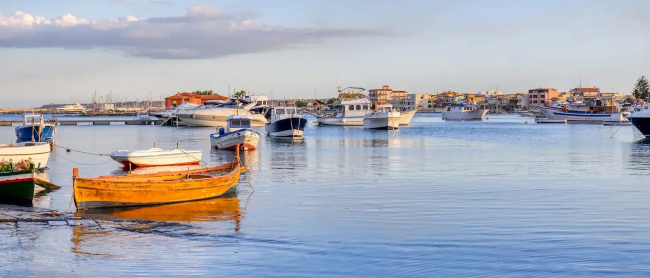 Le barche da pesca colorate ormeggiate nel porto della tonnara di Marzamemi, nel sud-est della Sicilia