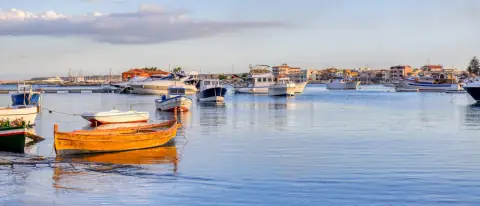 Le barche da pesca colorate ormeggiate nel porto della tonnara di Marzamemi, nel sud-est della Sicilia