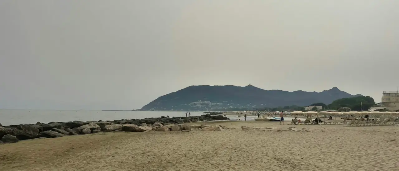 Il promontorio del Monte Circeo che si erge sul mare visto dalla spiaggia di San Felice Circeo
