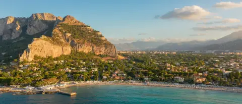 Vista dal mare della costa di Palermo con Mondello e le acque turchesi del Golfo