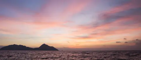 L'isola di Palmarola al tramonto vista dal mare