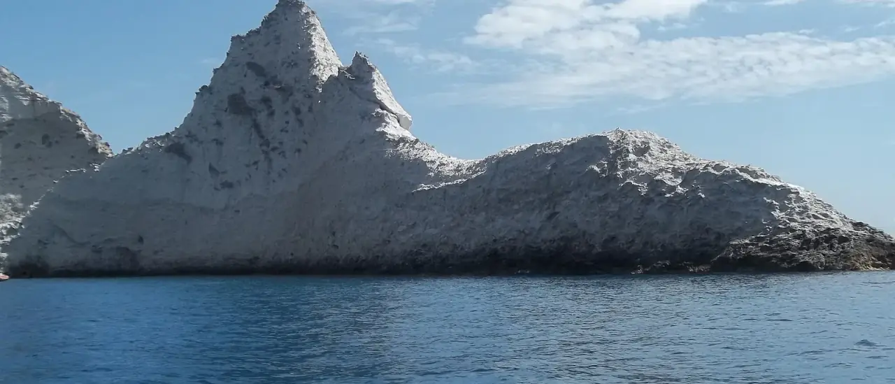 Scoglio Suvace a Palmarola, guglia rocciosa bianca che si erge dal mare blu