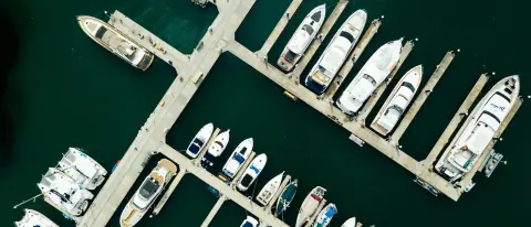 Veduta aerea di un porto turistico con molte barche ormeggiate