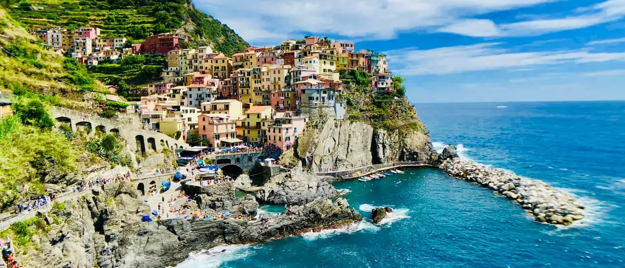 Golfo di Gaeta visto dal mare: costa rocciosa del Monte Orlando con acque turchesi