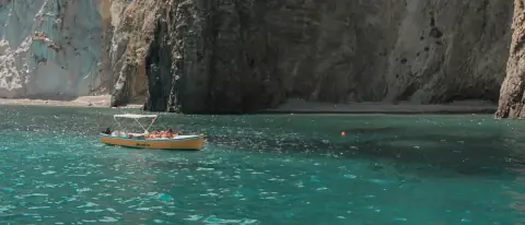 Una barca sul mare lungo la costa rocciosa dell'isola di Ponza