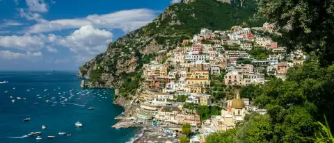 Positano sulla Costiera Amalfitana, case colorate a picco sul mare