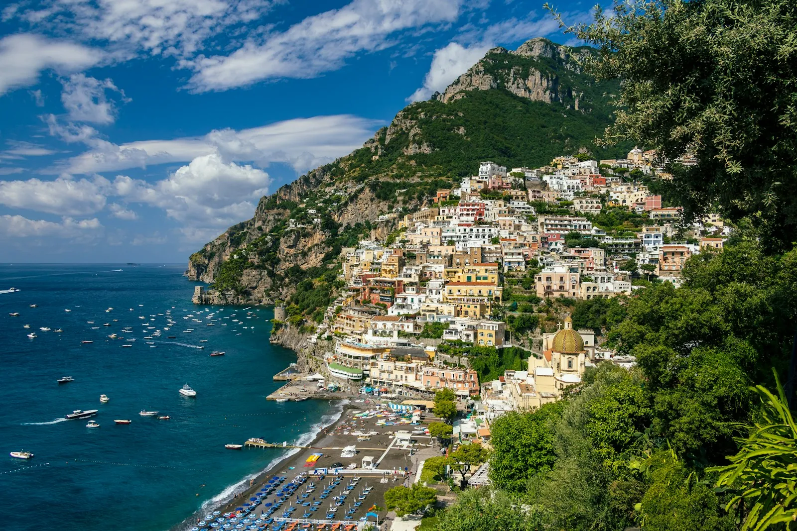 Positano sulla Costiera Amalfitana, case colorate a picco sul mare