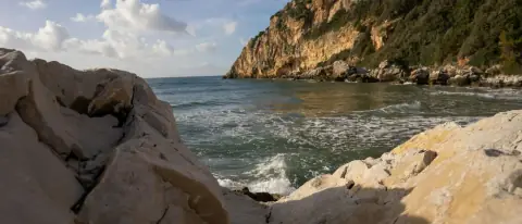 Falesia calcarea con una torre costiera a picco sul mare del Tirreno