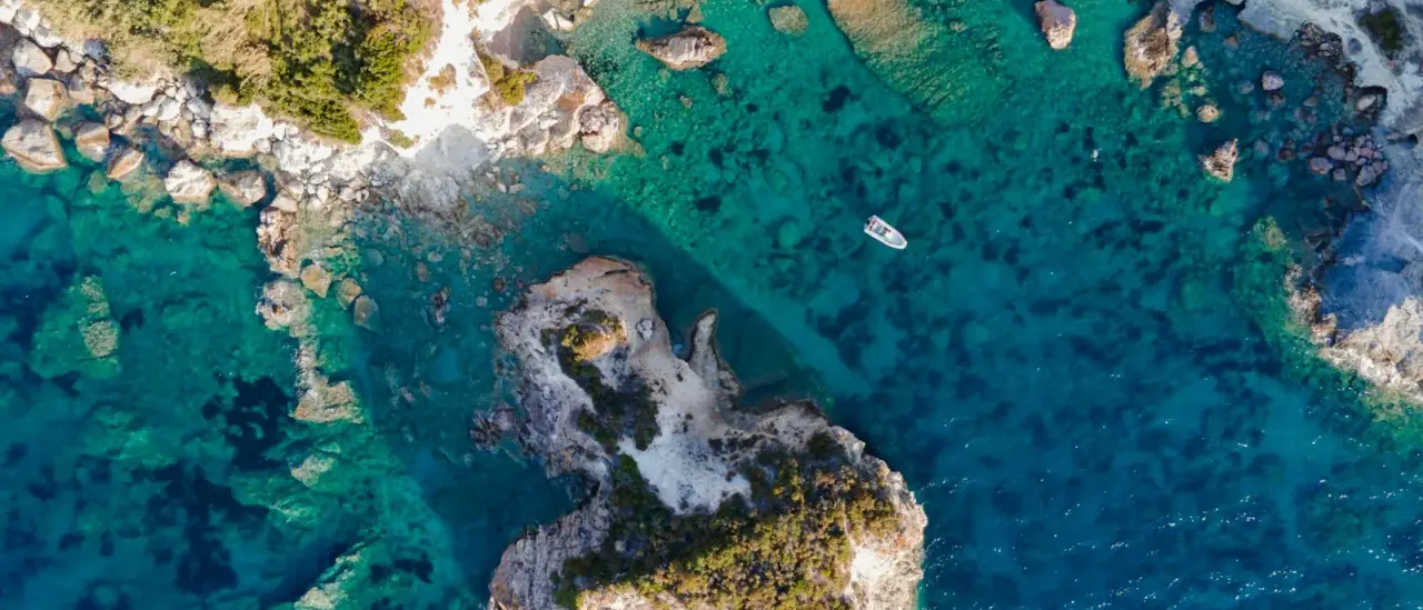 Veduta aerea delle piscine naturali con acqua turchese a Ponza