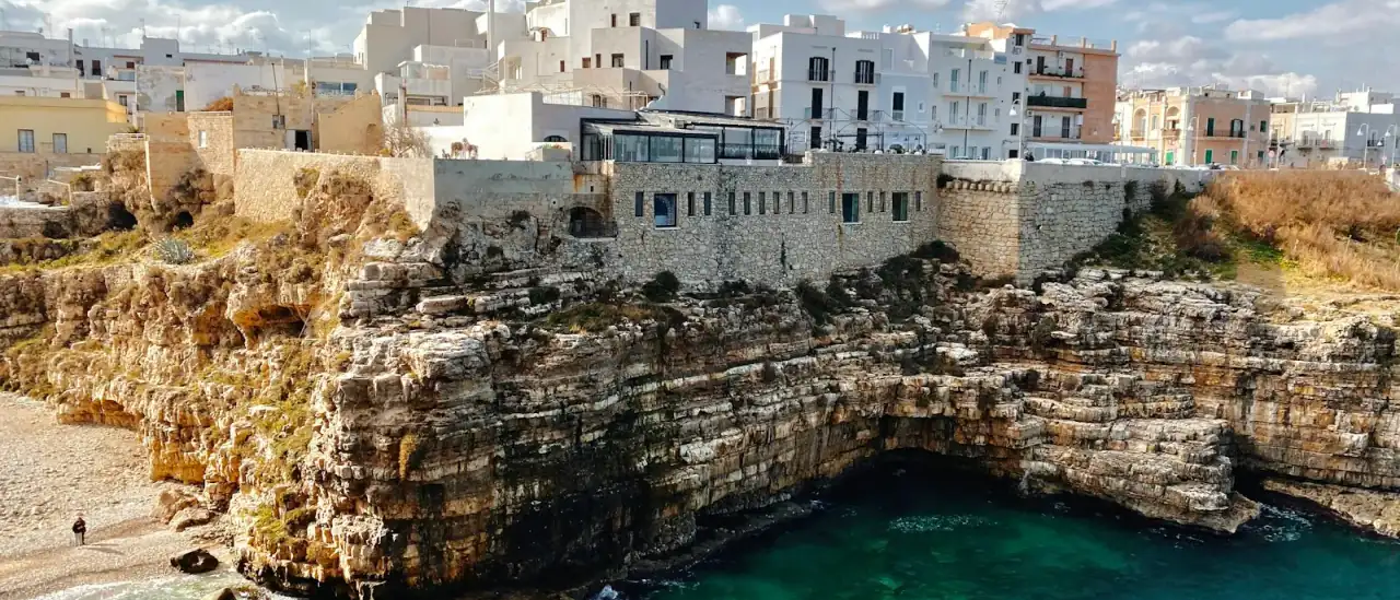 Il centro storico di Polignano a Mare a picco sulla scogliera con il mare azzurro